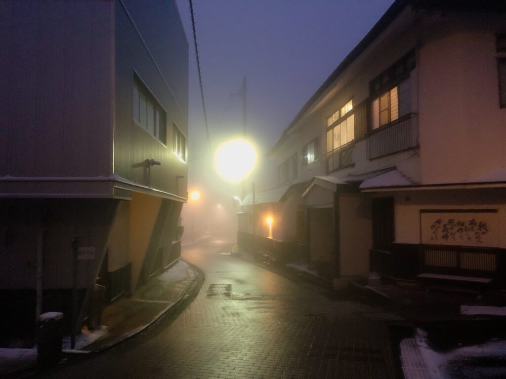 早朝の温泉街が幻想的！