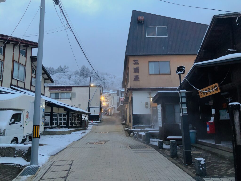 3日目も外湯に行きます
オープンの6時まで時間があるので温泉街を散歩します