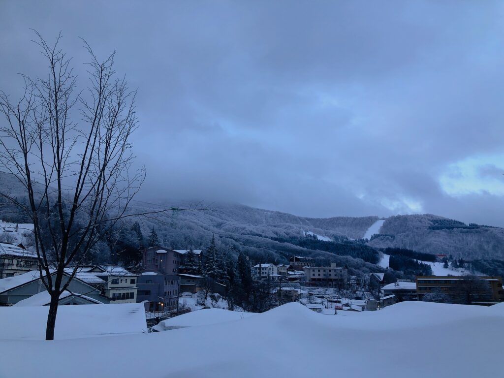 上ノ台まで登ってきました
温泉街が一望できます
奥に見えるのは最大傾斜38度の「横倉の壁」