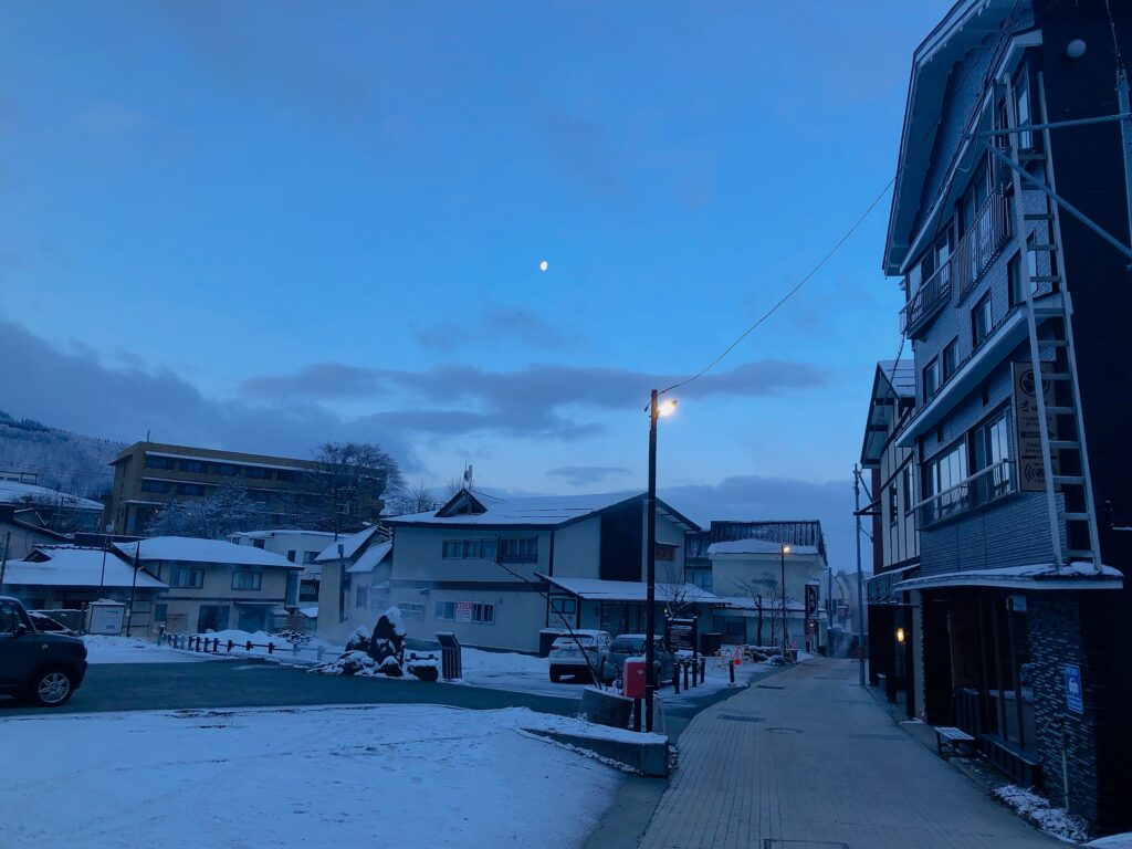 3日目はまずまずの天気
青空と月が見えます
外湯は下湯に入ってきました