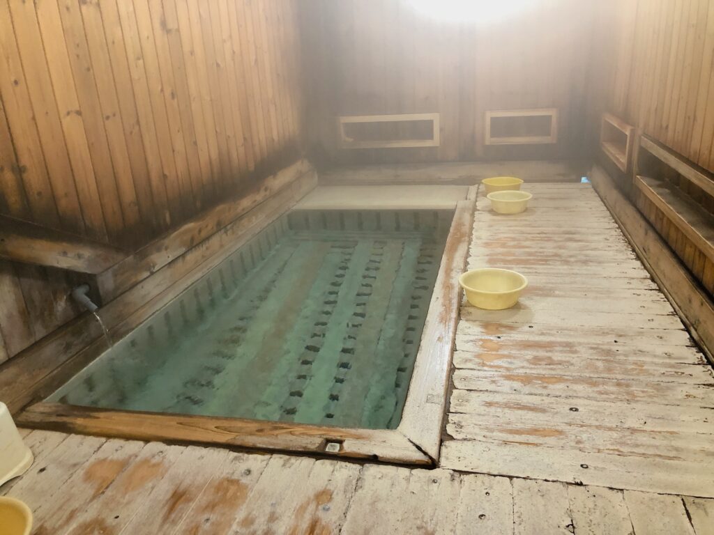 底からも温泉が入ってくる湯舟です