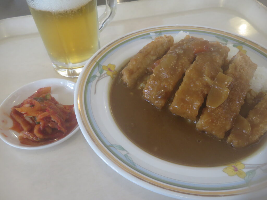 かもしか大橋の前にある「うめちゃん」
1日目はカツカレーにしました
