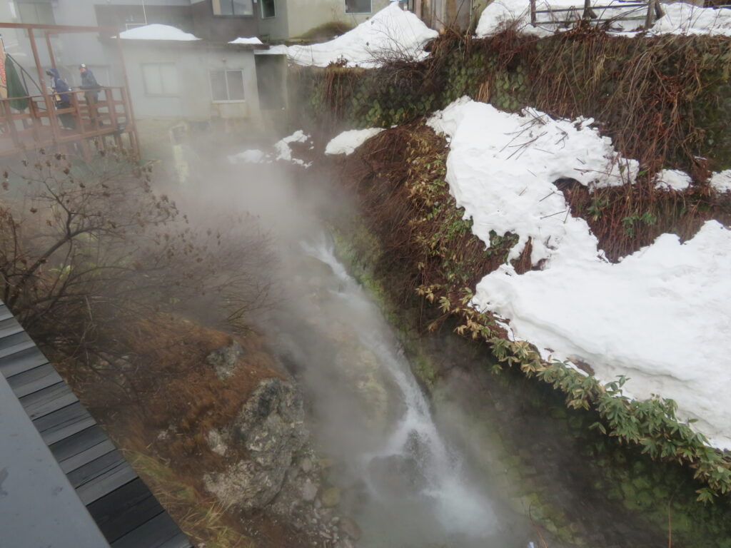 温泉が流れています
街中に硫黄の香りが漂っています