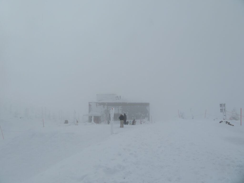 地蔵山頂駅
さっきまでいい天気でしたが・・・
山頂は猛吹雪・・・