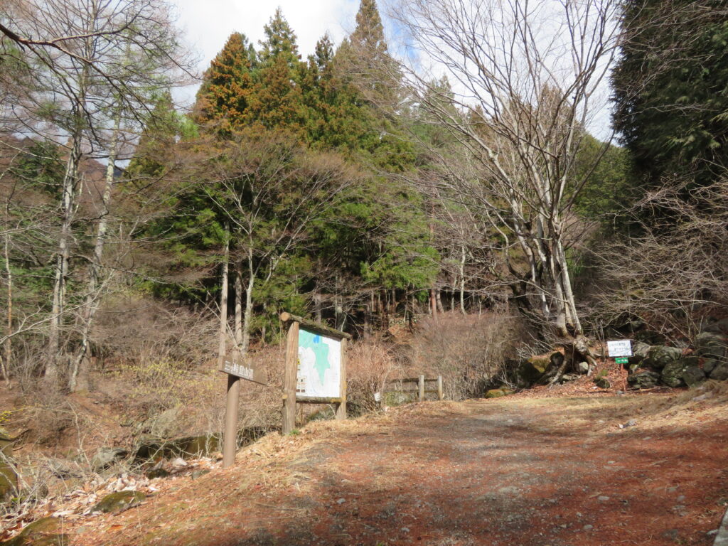 登山口に到着！
駅からここまで結構遠い（約1時間）