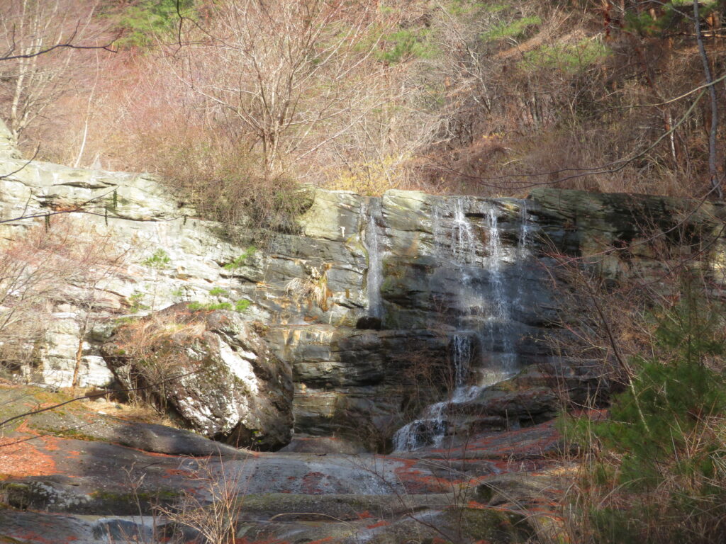 遊歩道から滝が見れます