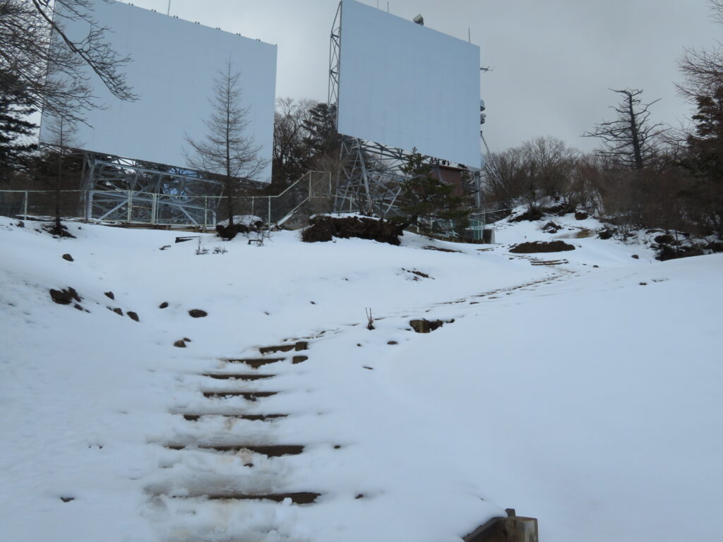 山頂付近は結構雪がありました
チェーンスパイクは付けないで登れました
（滑るので付けた方が安全）