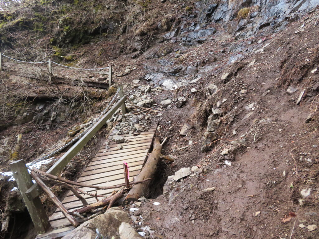 この橋は危険⚠️
上の斜面を気をつけて渡りました