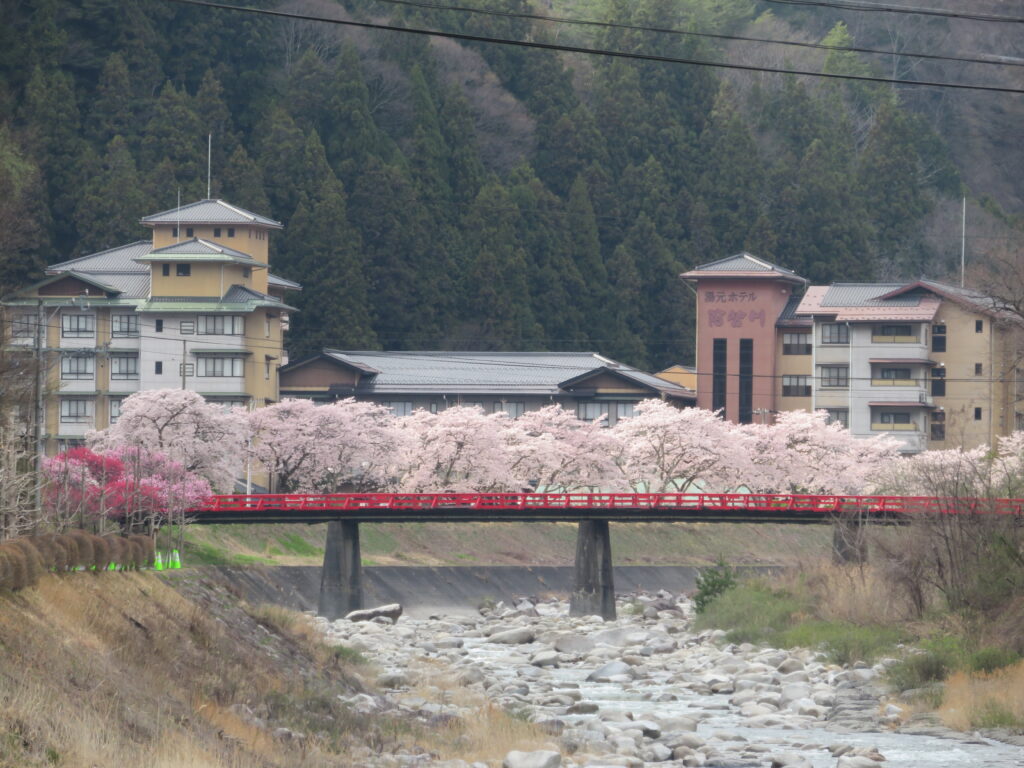 赤い橋をズーム