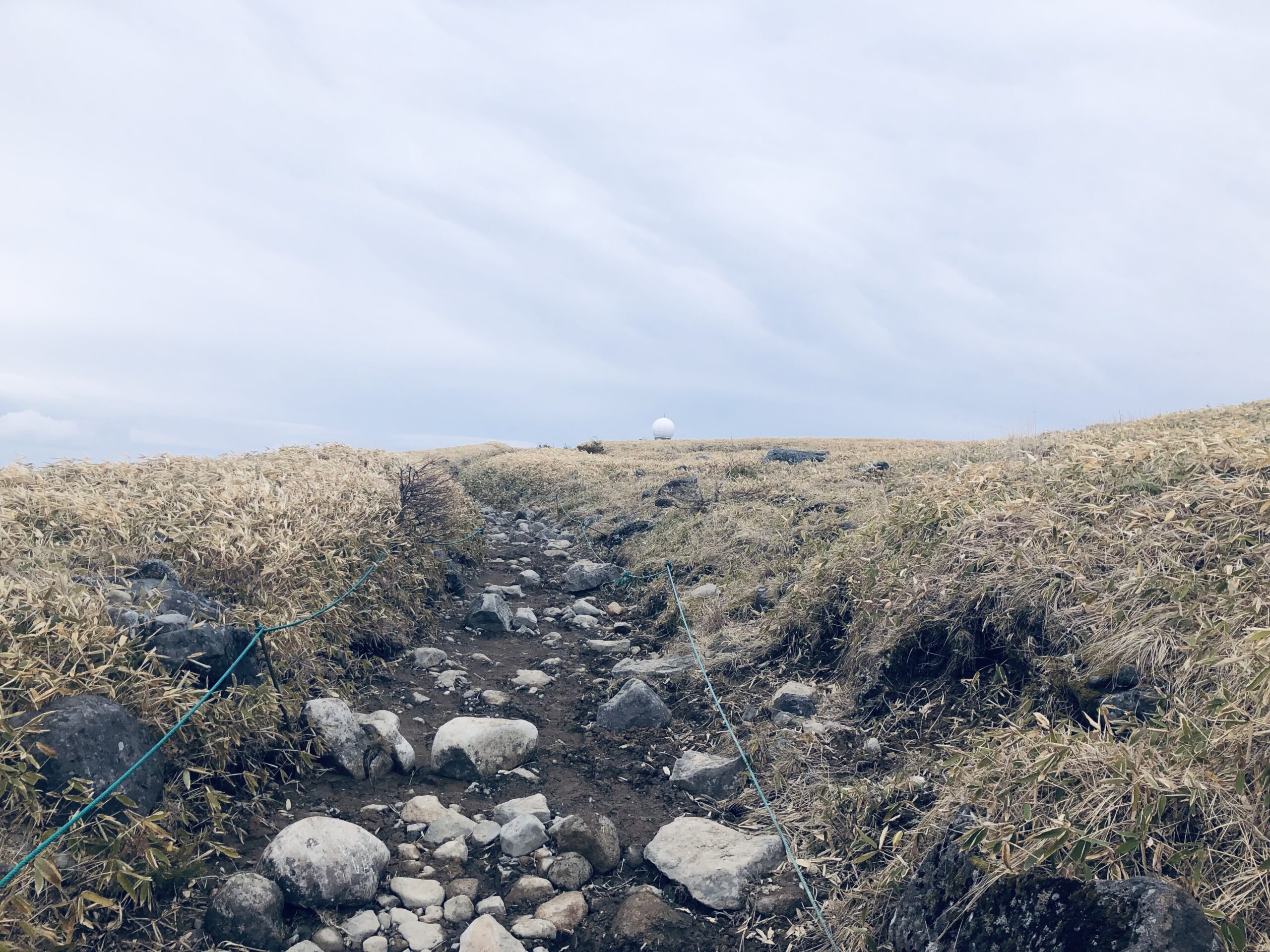 頂上が見えてきました
丸いのは気象レーダー観測所