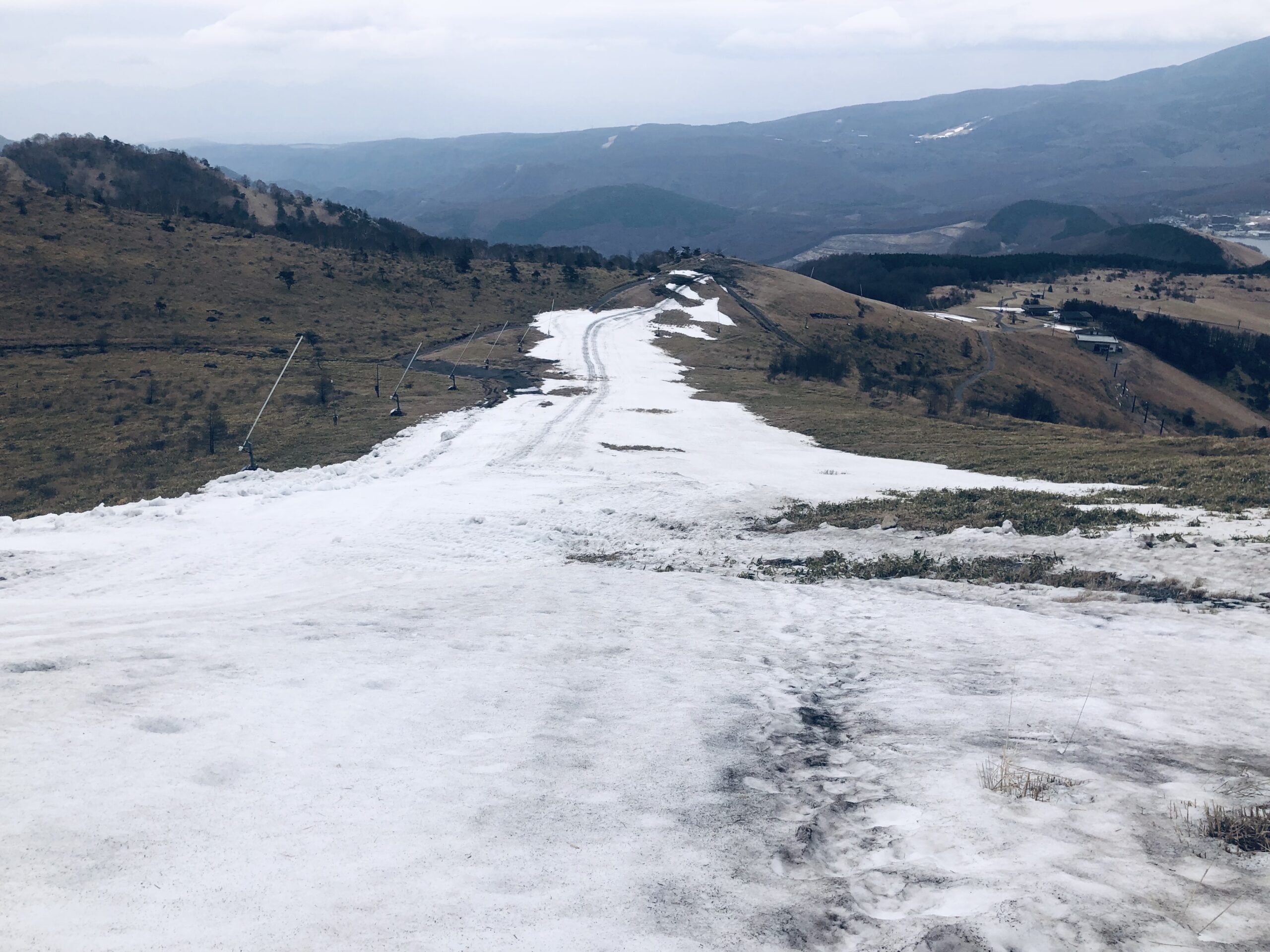 まさかの雪道
ローカットの登山靴は失敗…