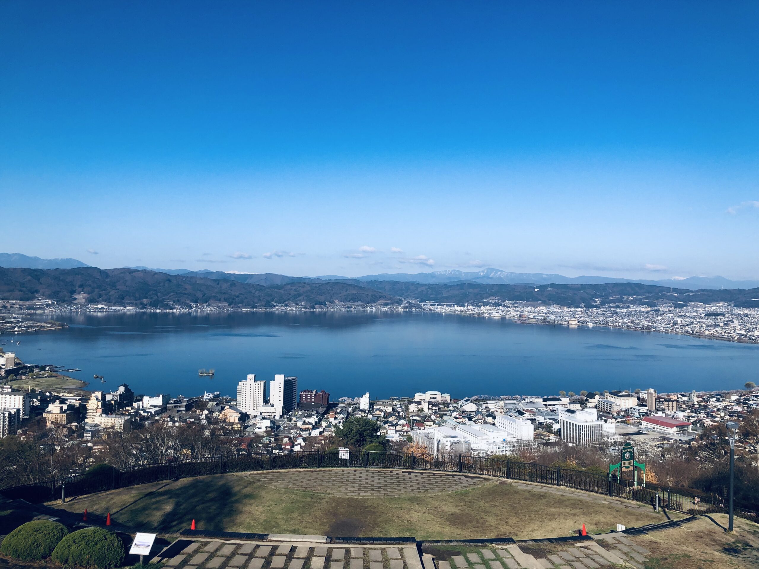 奥には中央アルプスも見えます