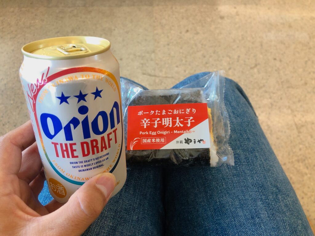 乗換で1時間ほど休憩です
沖縄といえばやはり
オリオンビールとポーク卵おにぎりですね