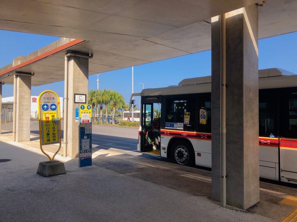 空港を出て左側にバス停があります
石垣港離島ターミナルまで約30分です