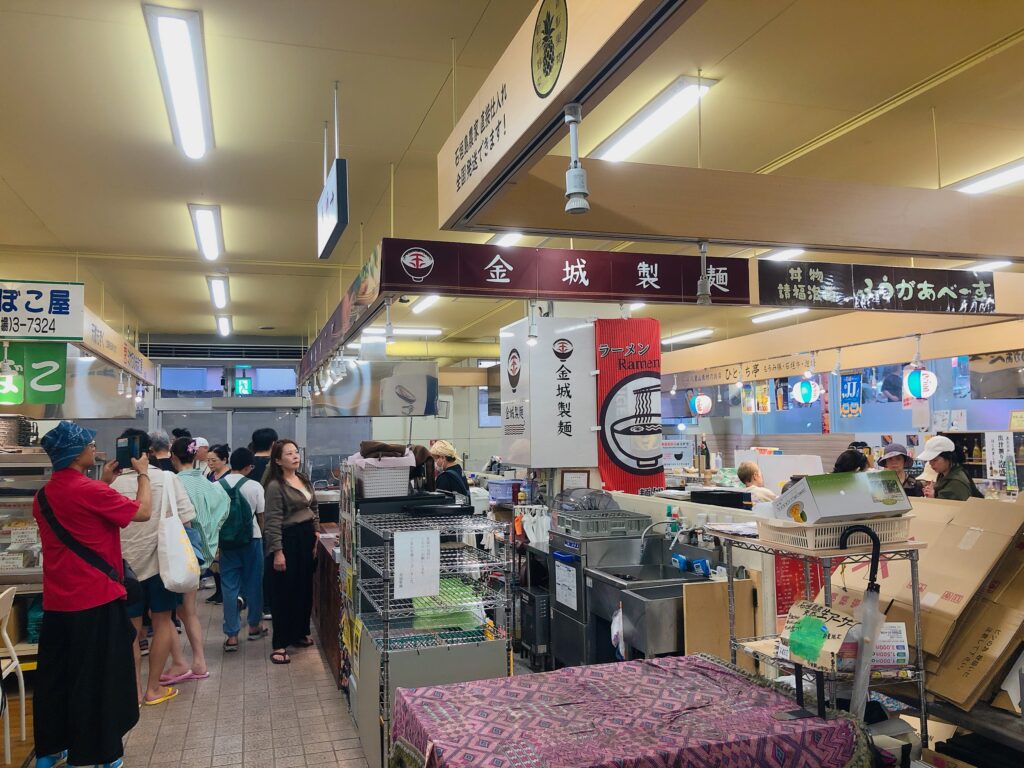 公設市場の中はたくさんのお店があります
金城製麺で食事