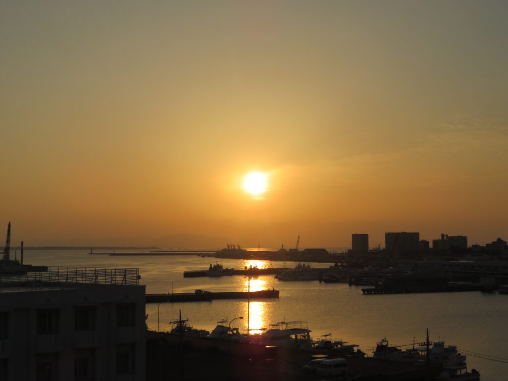 部屋から夕陽も見れて最高の立地です