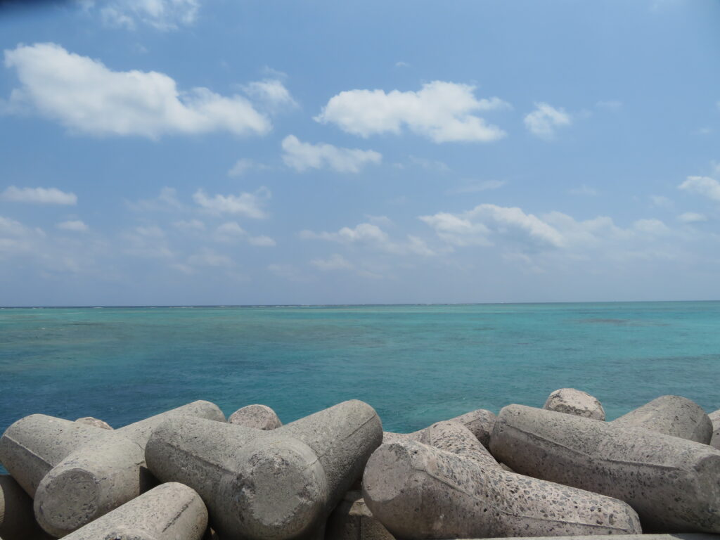 防波堤の先端まで歩いて行けます