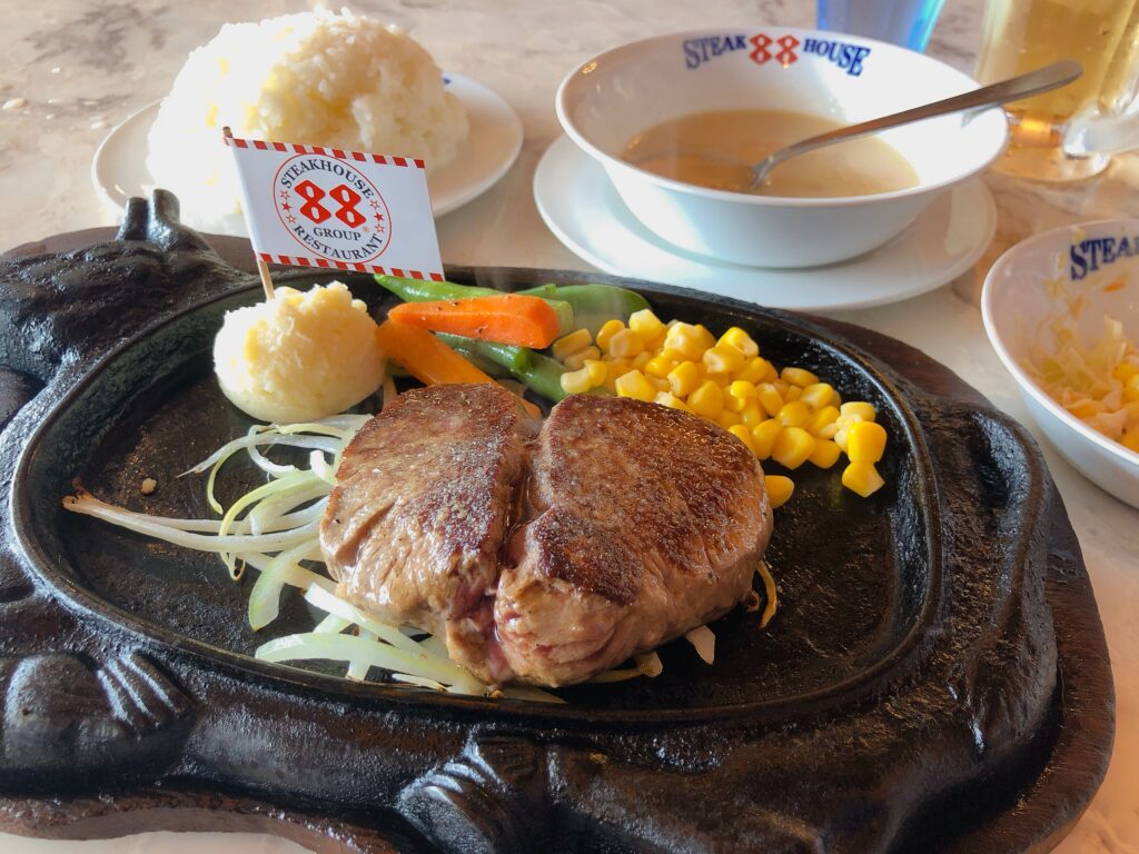 ステーキハウス88は高級肉が安くておいしいです
テンダーロイン150g(3,300円)にしました