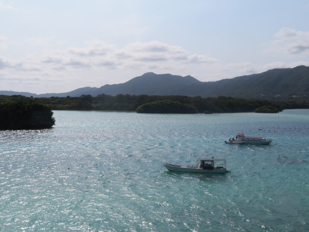 川平湾と奥の山がいい感じ！