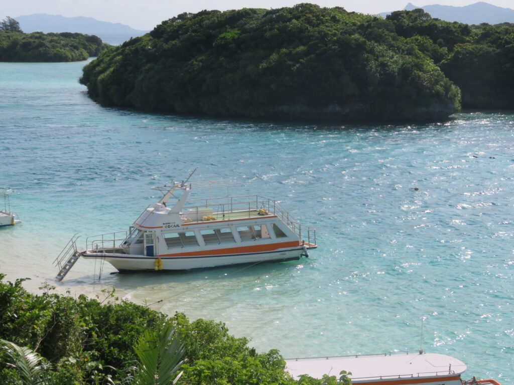 本島に綺麗なエメラルドグリーンですね！