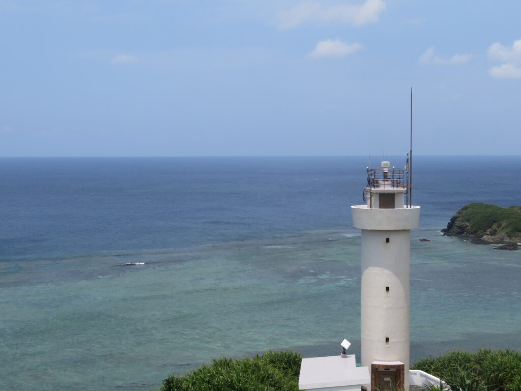 白亜の灯台が印象的