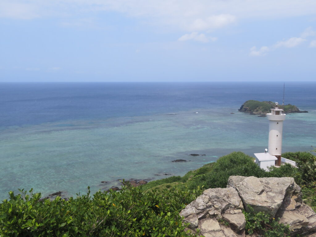 一番上まで登ってきました
強風で帽子を飛ばされそうになりました
