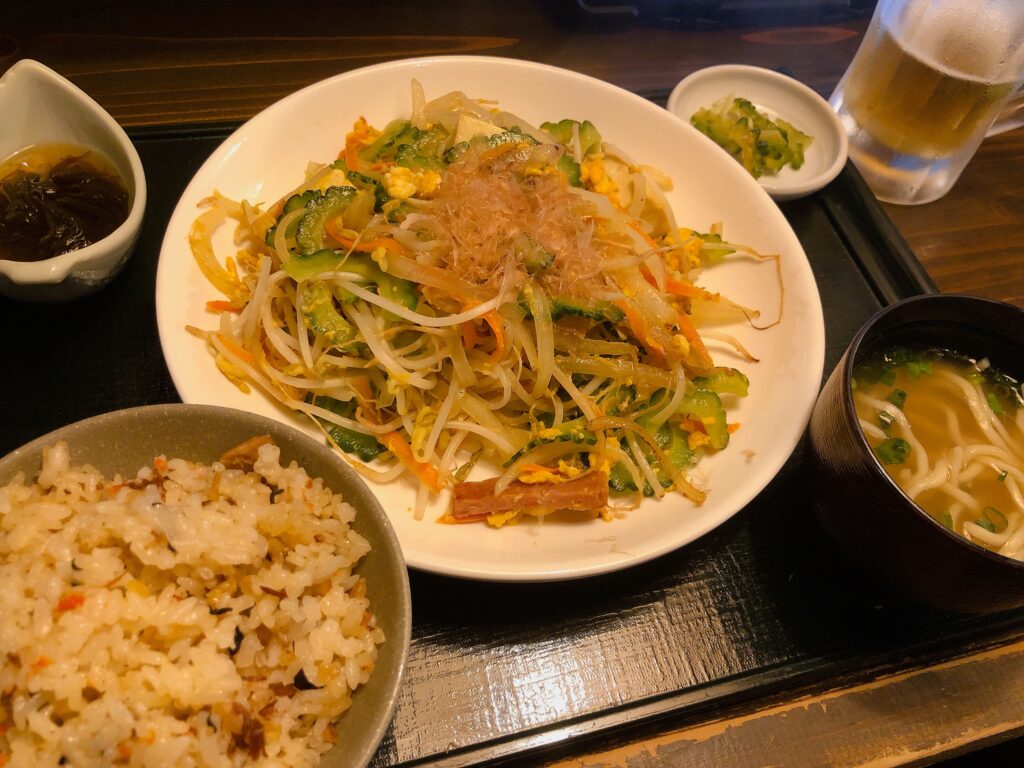 八重山そばと迷いましたが
ゴーヤチャンプルーにしました
このチャンプルーとてもおいしかった！