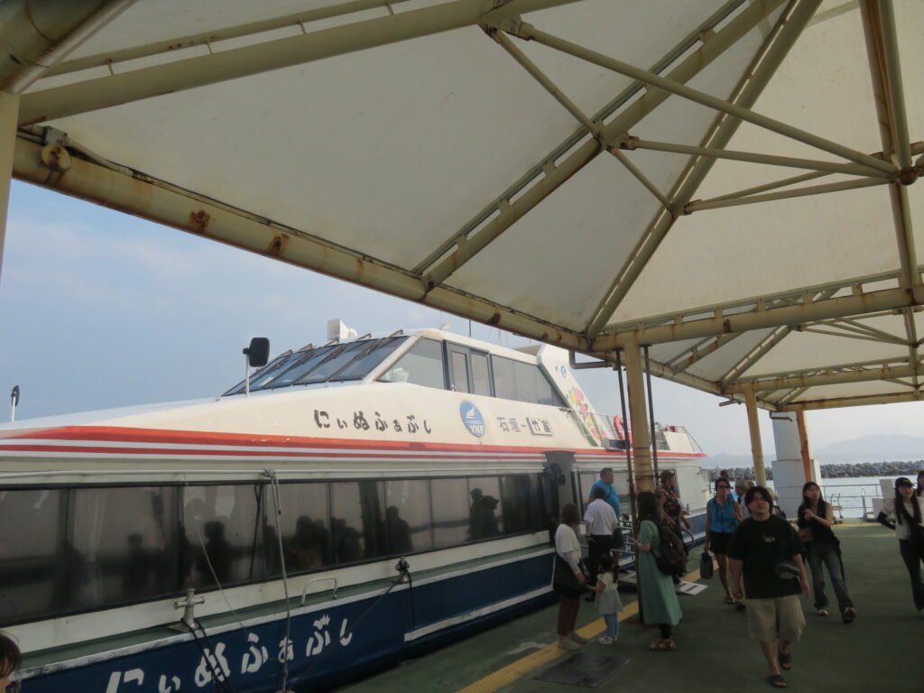 八重山観光フェリー 8時30分発に乗車
事前にネットでチケットを購入済み
平日でしたが満席でした