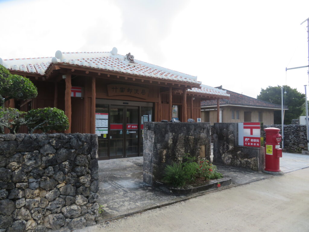 この郵便局は有名ですね
ここだけ現在感（人工感）があって違和感