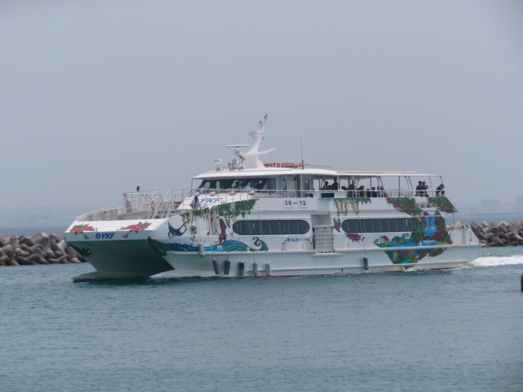 八重山観光フェリー 11時50分発に乗車
事前にネットでチケットを購入済み
時間が早いので比較的空いていました