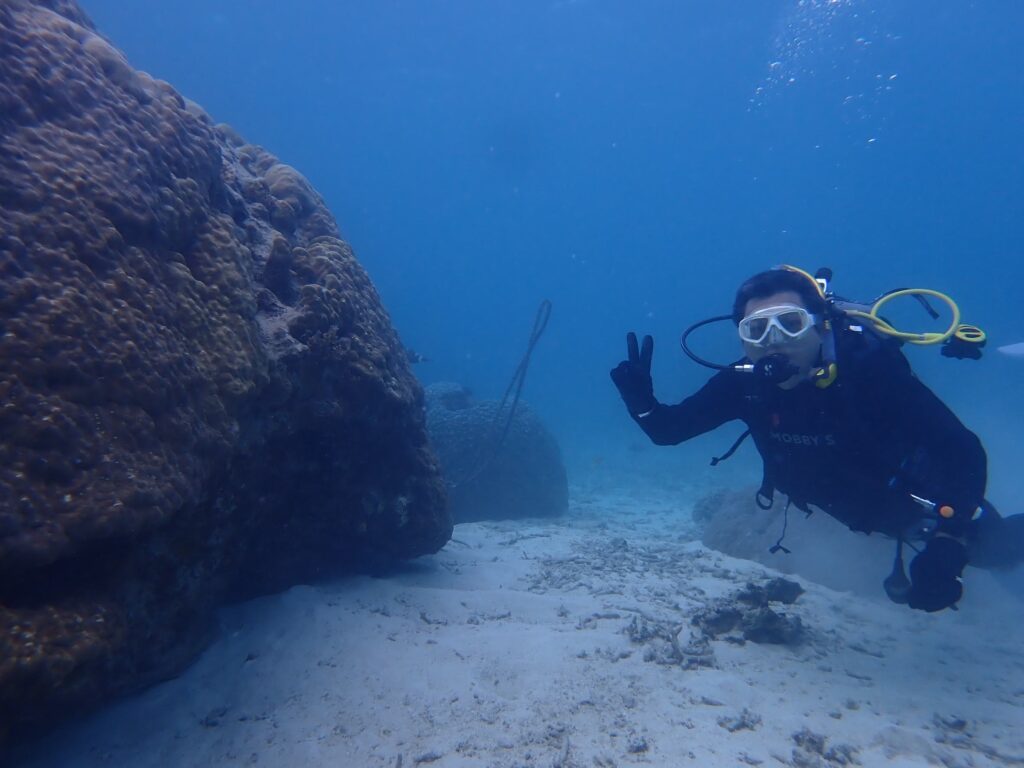 巨大なサンゴ礁と記念写真