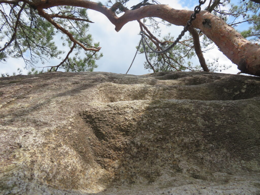 大きな丸い岩を登ります