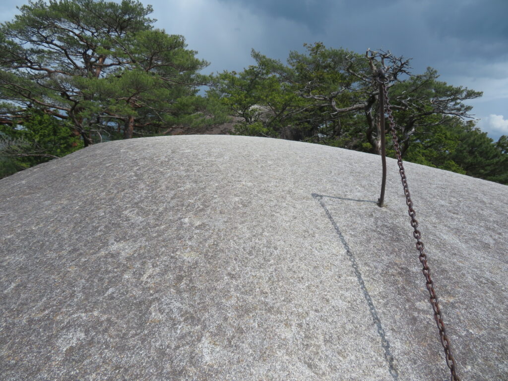 ツルツルの丸い岩