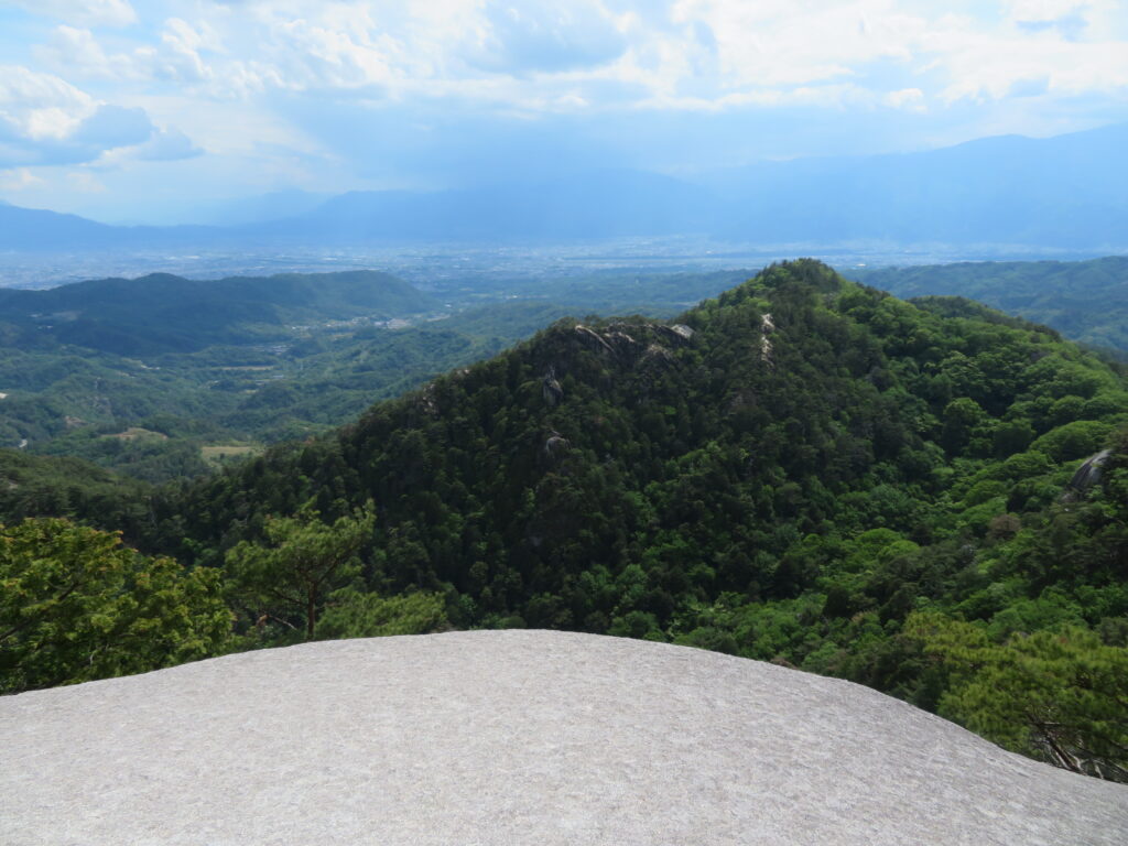 丸い岩の上からの景色