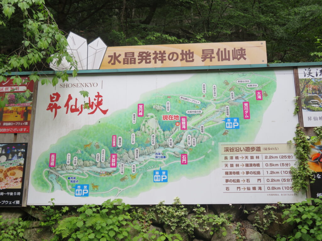 荒川沿いに遊歩道があります