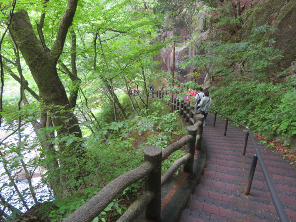 仙娥滝の下までかなり下ります