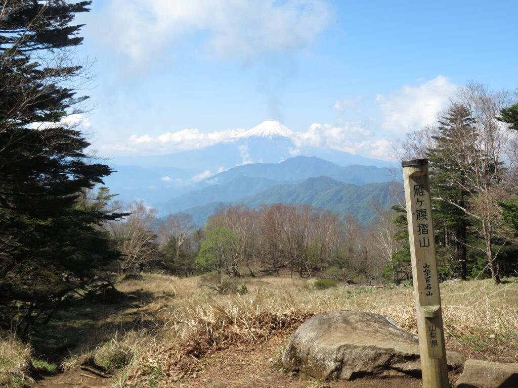 9時 雁ヶ腹摺山に戻ってきました
雲海は消え、富士山にも雲がかかり始めています
大満足の登山でした!