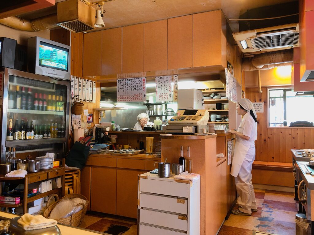店内
テーブル席が6席あります