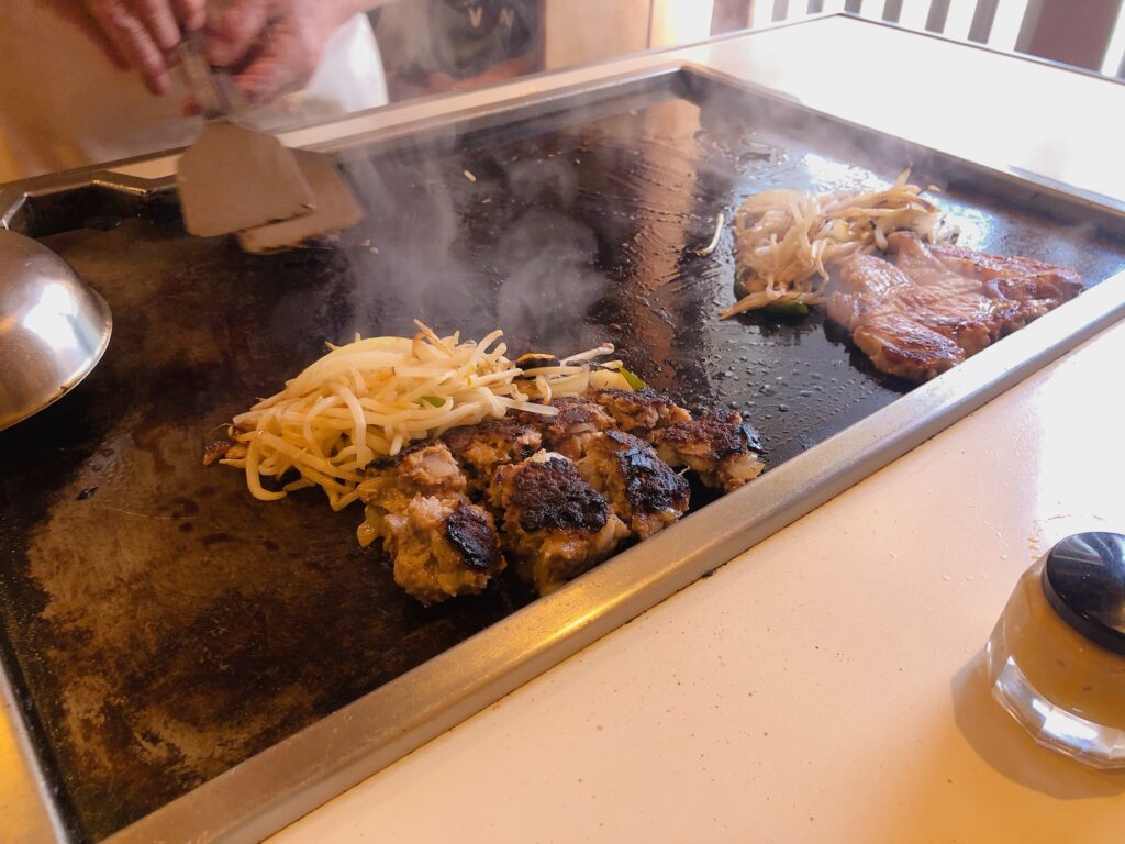 出来上がり!
左:ハンバーグ大
右:豚ロースステーキ