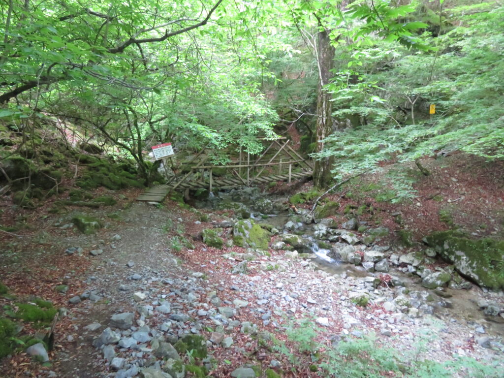 登山口の近くの川を渡ります