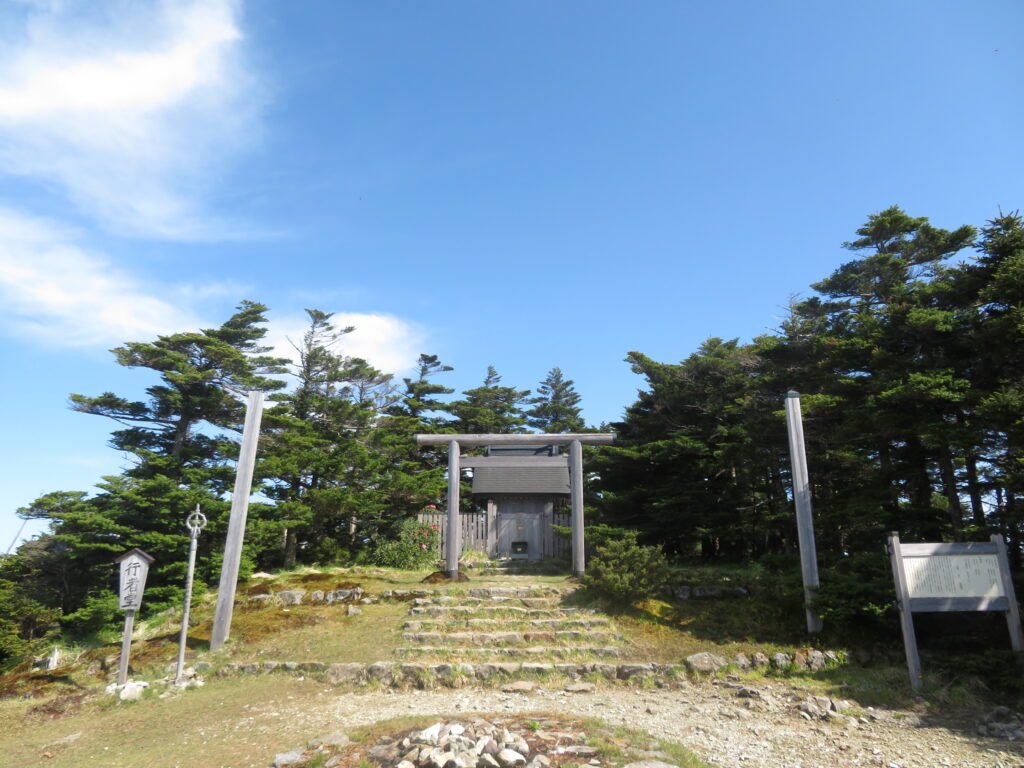 リュックを置いて少し登ったところにある弥山神社まできました