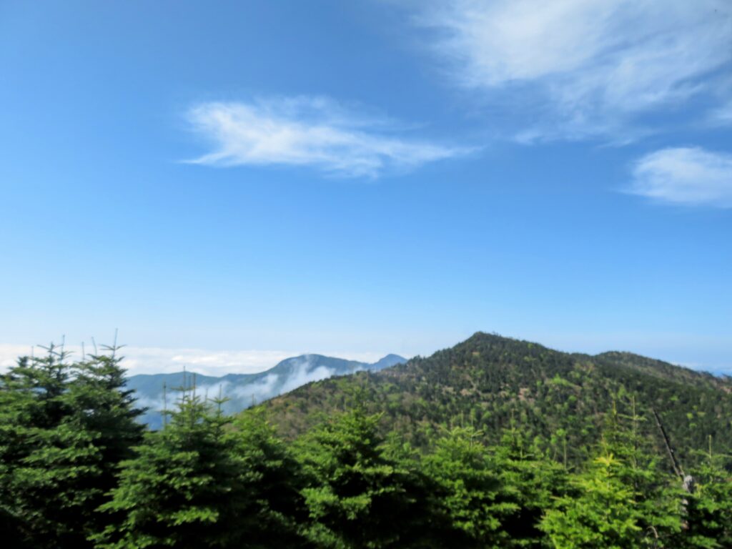 弥山神社から八経ヶ岳を撮影