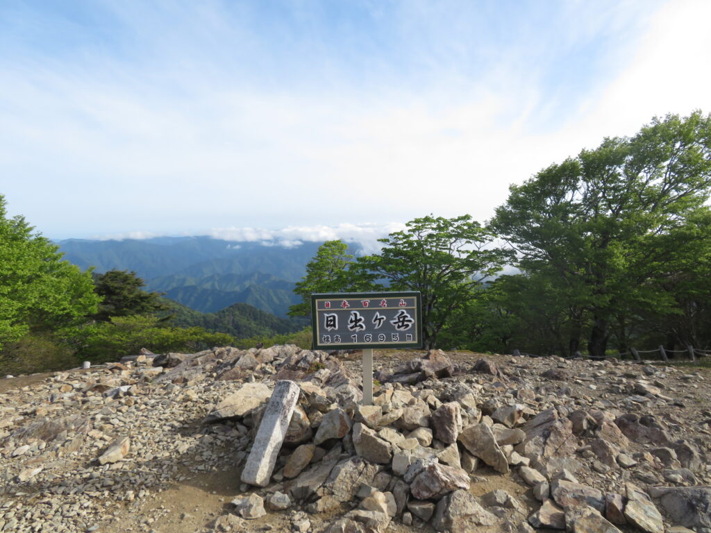 日出ヶ岳の山頂
大台ヶ原とてもよかったです
好きな山の一つになりました!