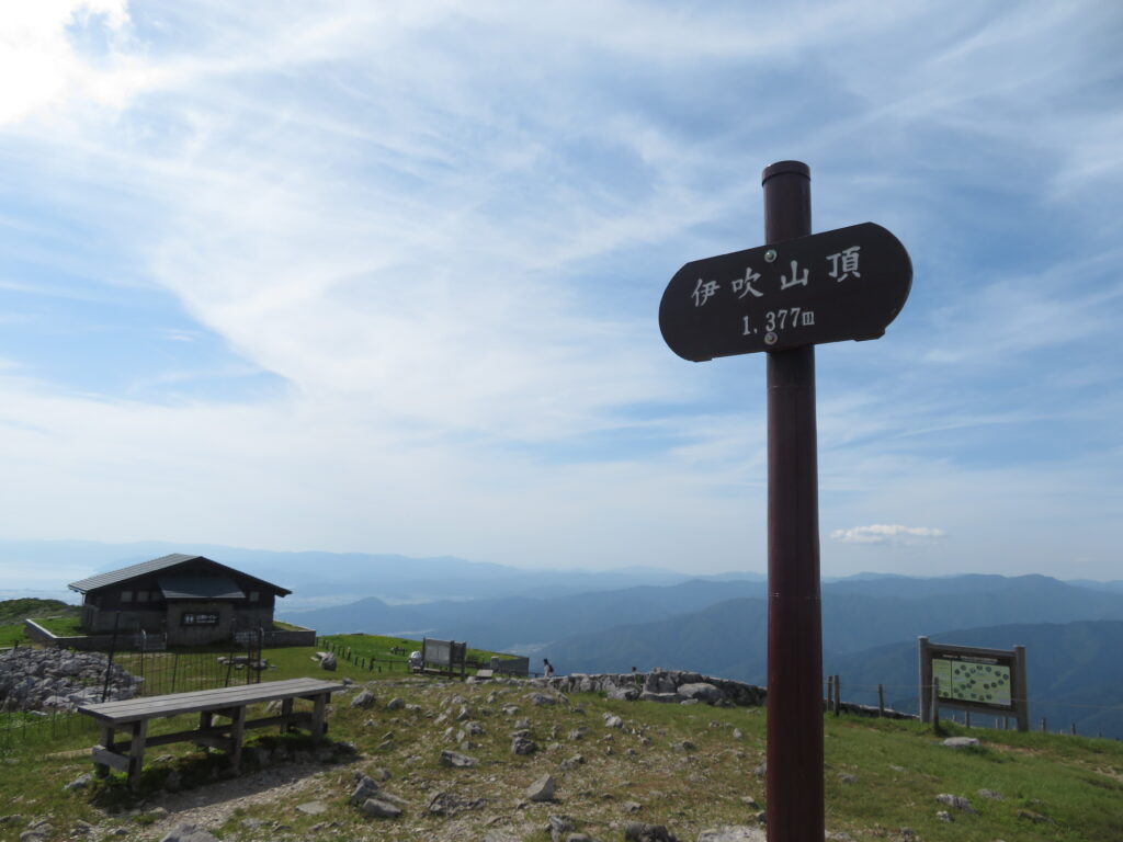 伊吹山の山頂