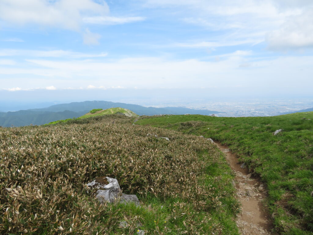 東登山道コースで下山します