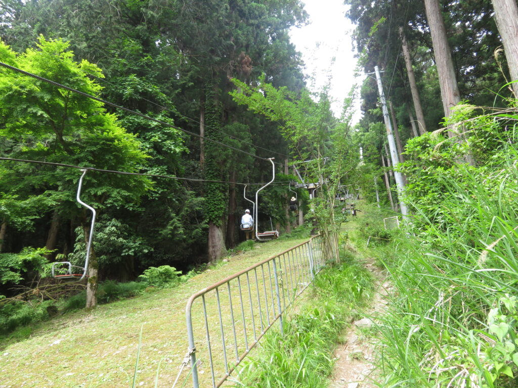 リフトの横を登っていきます
