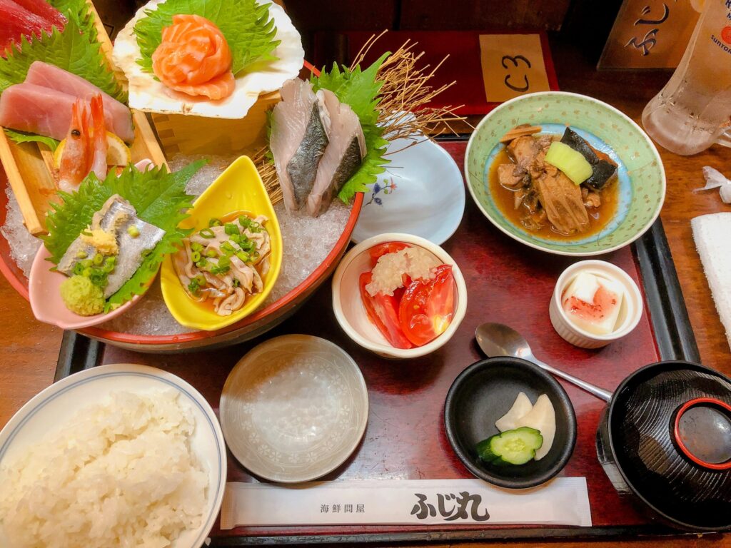 いつも注文するのは
「お刺身たっぷり魚三昧定食」