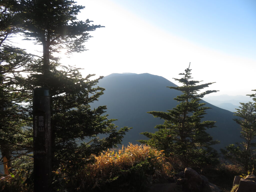 1つ目「黒斑山」
（逆光で分かりずらいですが山頂標識ありあす）