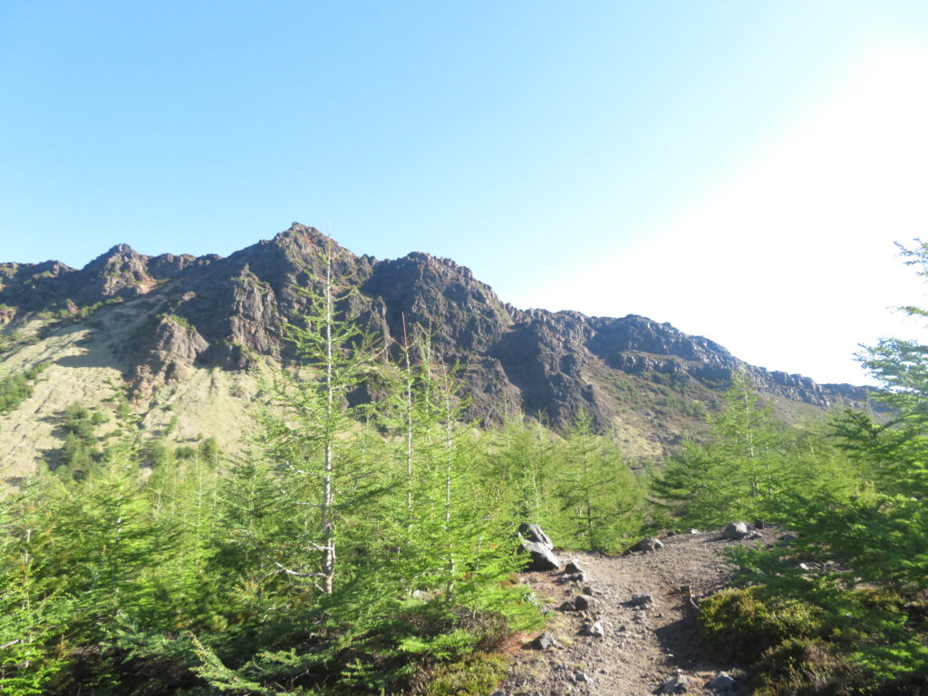 荒々しい外輪山を振り返る