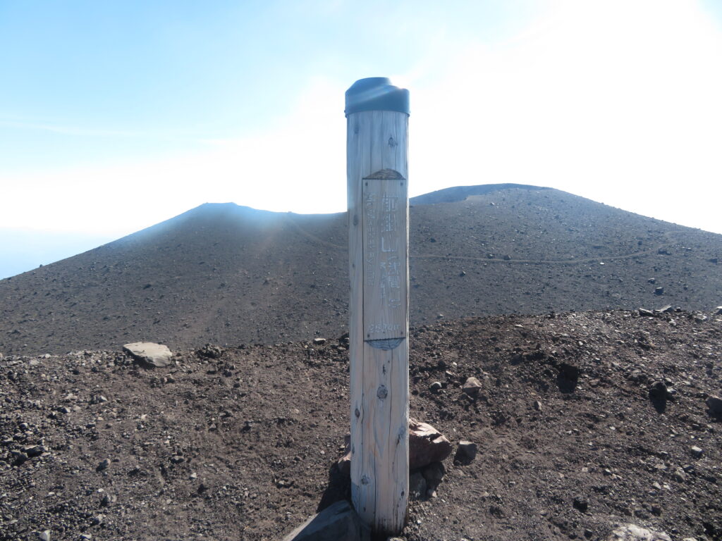 朝8時、前掛山に到着
撮影待ちの行列なし
山頂に10人ほどいました